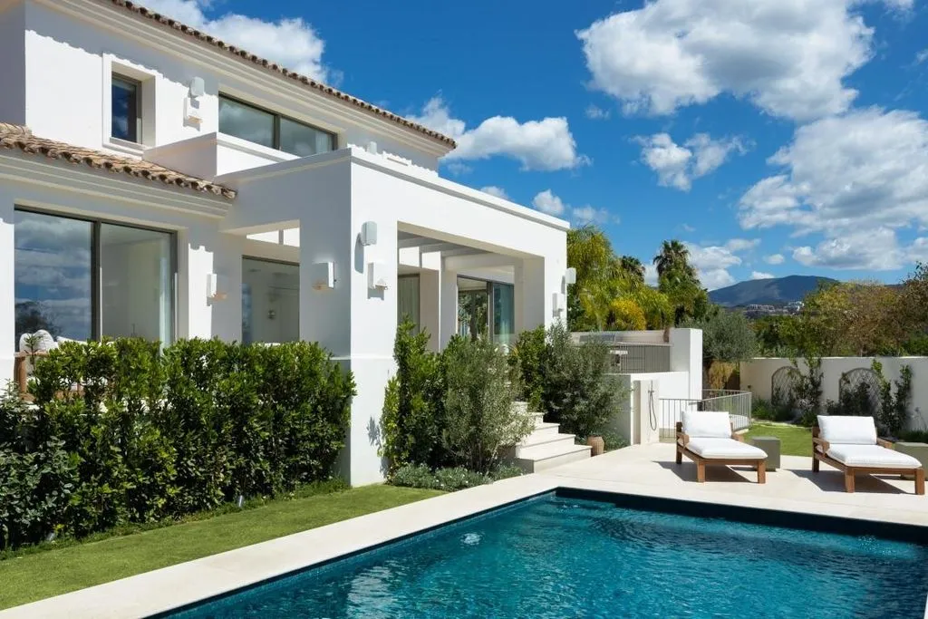 Piscine - Mediterranean Villa with Mountain Views in Marbella