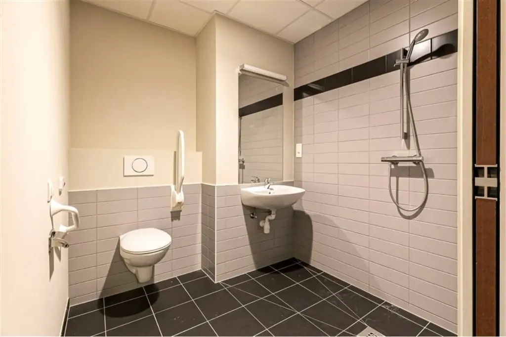 Salles de bain - Appartement Neuf à Grobbendonk, Proche des Commodités