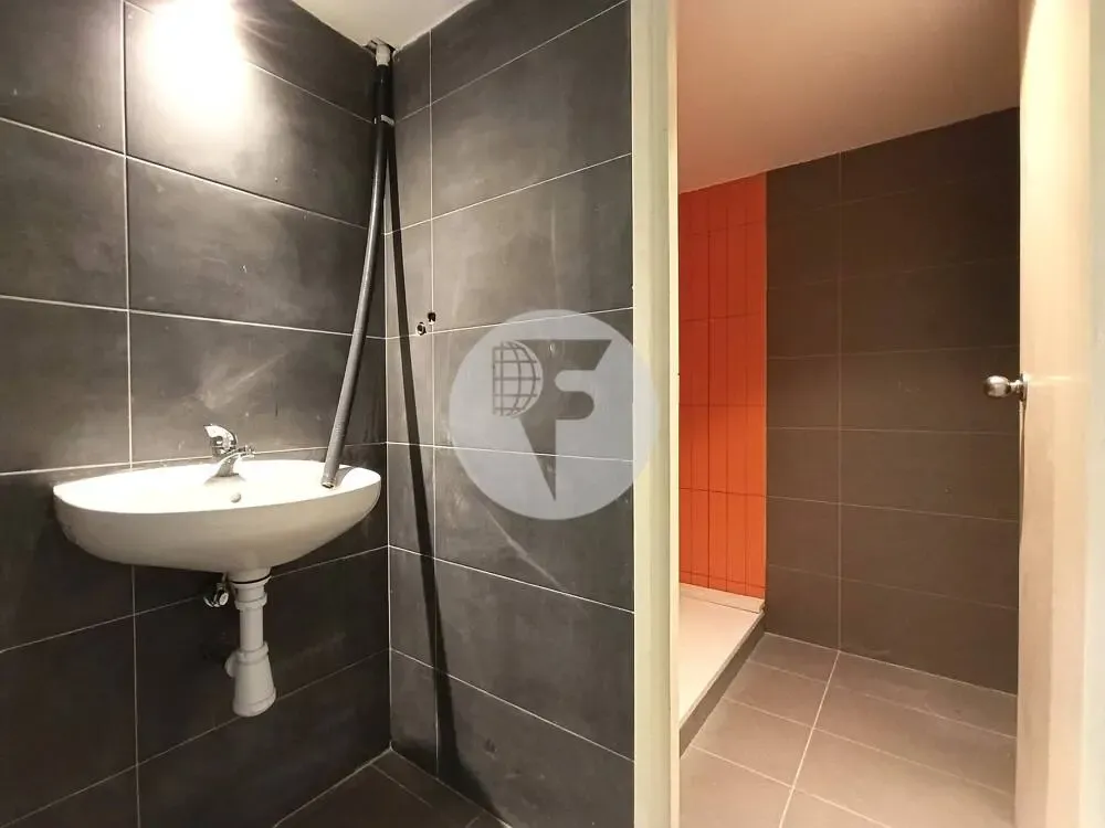 Salles de bain - Commercial Space with Large Facade in Comte Borrell