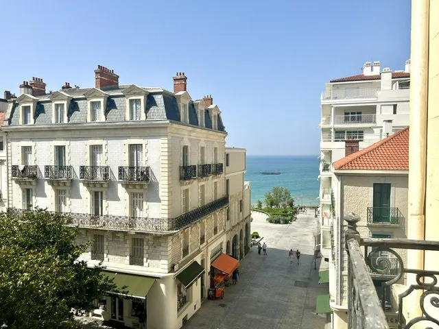 Rõdu - Bourgeois Flat with Balconies in Biarritz Centre