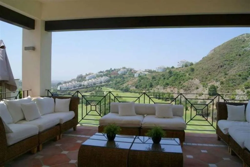 Terrass - South-Facing Villa with Infinity Pool in Marbella