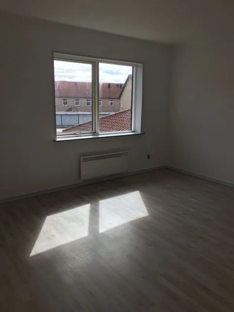 Pièces - 1-Bedroom Flat with Garden in Urban Area