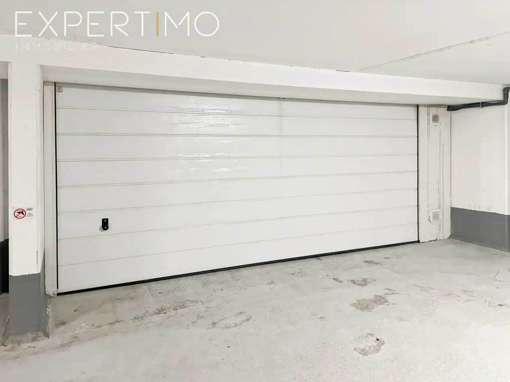Garage - Grand Box avec Borne de Recharge à Issy-les-Moulineaux