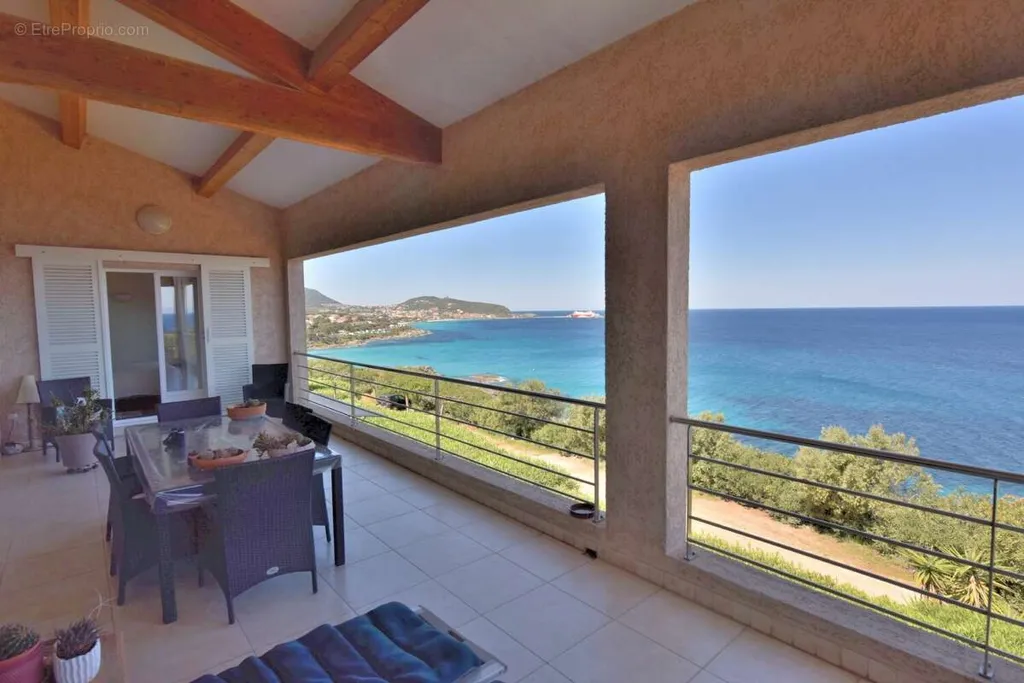 Terrasse - Villa sur le toit avec piscine à Île-Rousse