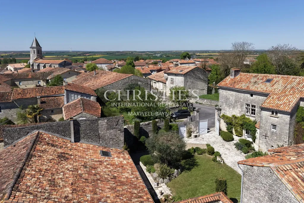 Vista aerea - Historic Manor with Courtyard in Tusson, Charente