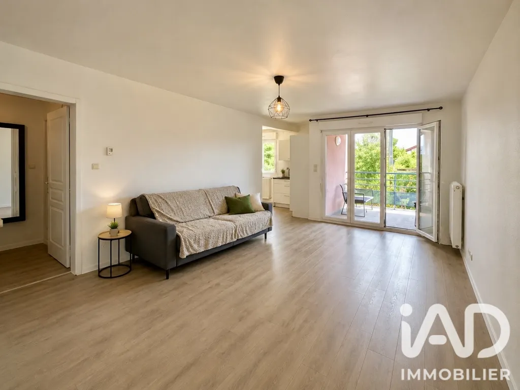 Séjour - Appartement avec Terrasse Couverte à Bousse
