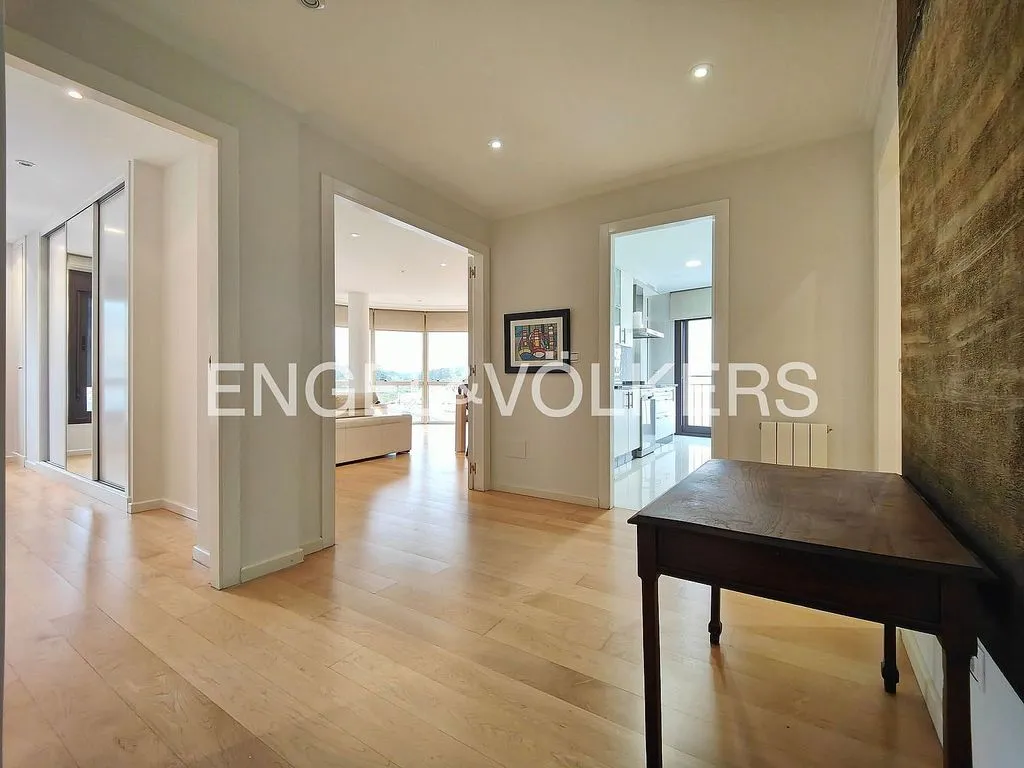 Esik - 2-Bedroom Apartment with River View in Centre