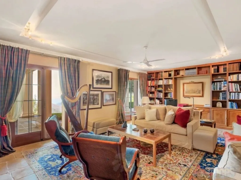 Kabinet - Mediterranean Villa with Private Helipad in Ojén