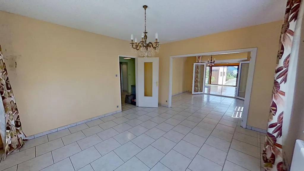 Living Room - Spacious Ground Floor House with Pool in Hombourg