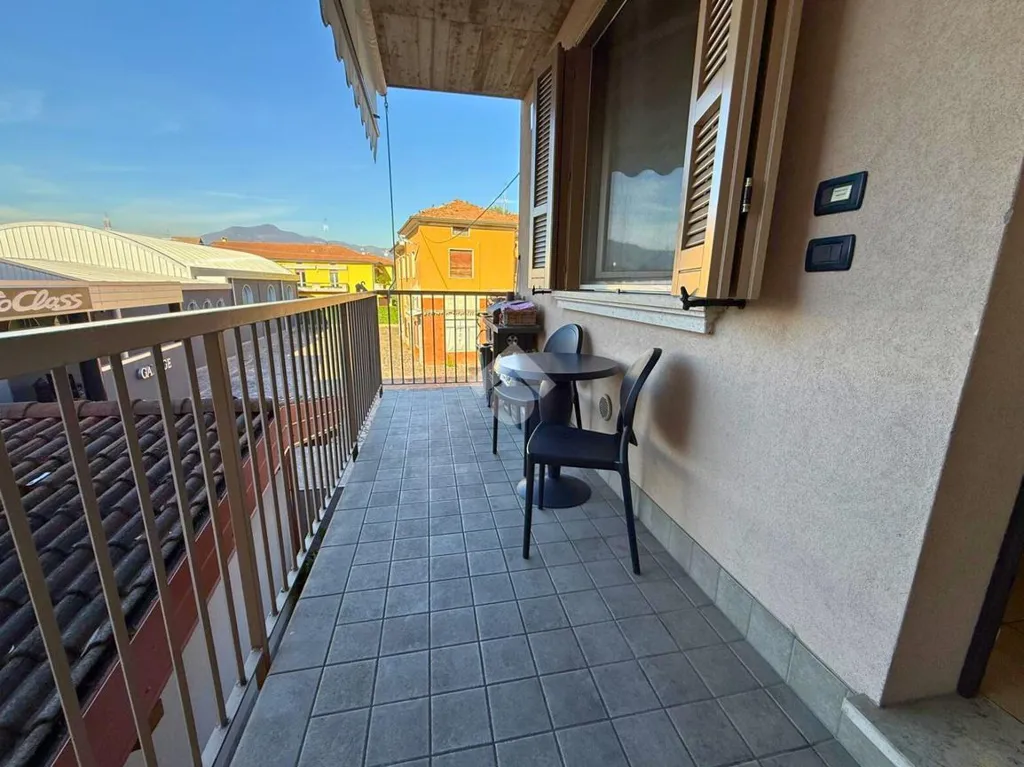 Balcon - Modern Apartment with Balcony in Capriolo
