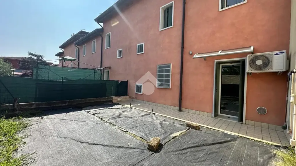 Aed - Terraced Villa with Private Garden in Bussolengo