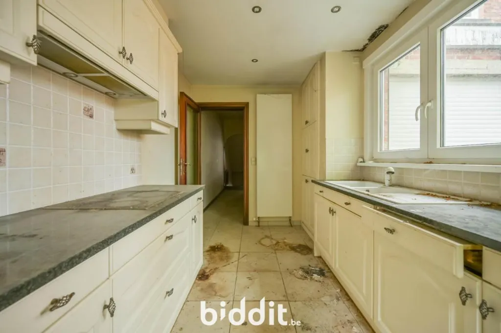 Kitchen - Spacious House with Garden in Louvain