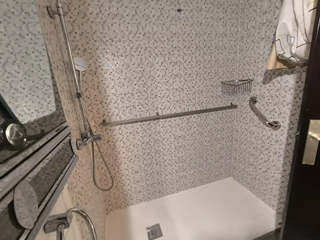 Bathrooms - Semi-Renovated Flat with Balcony in Via Sant Ignasi