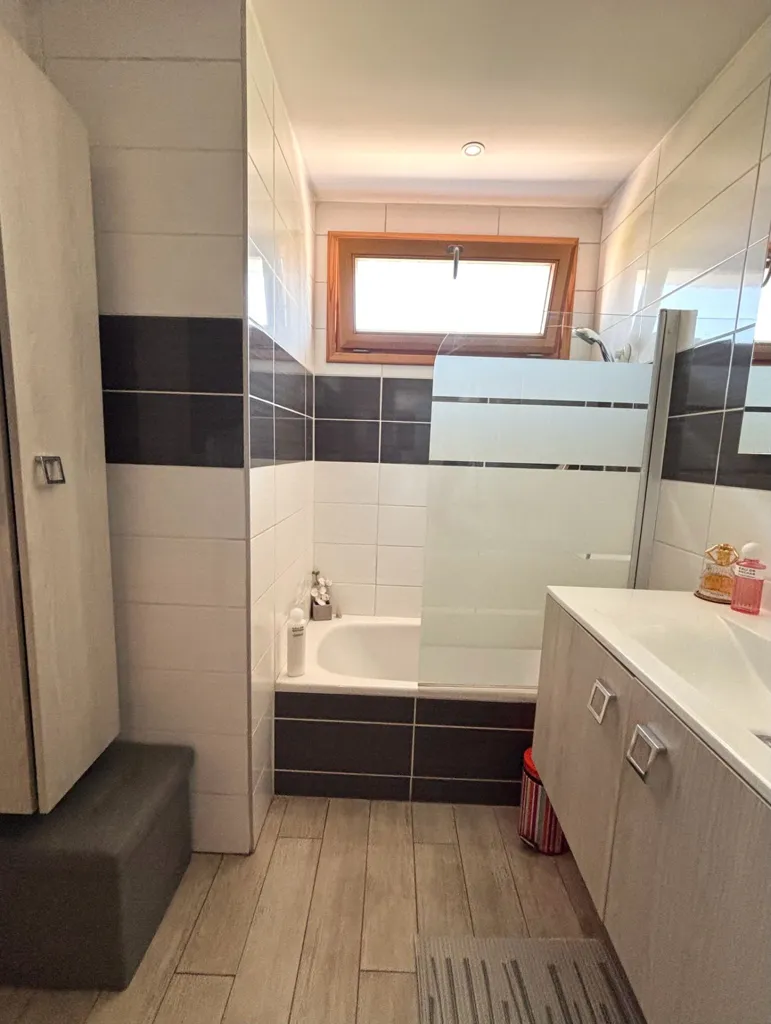 Vannitoad - 3-Bedroom Apartment with Balcony in Chambéry