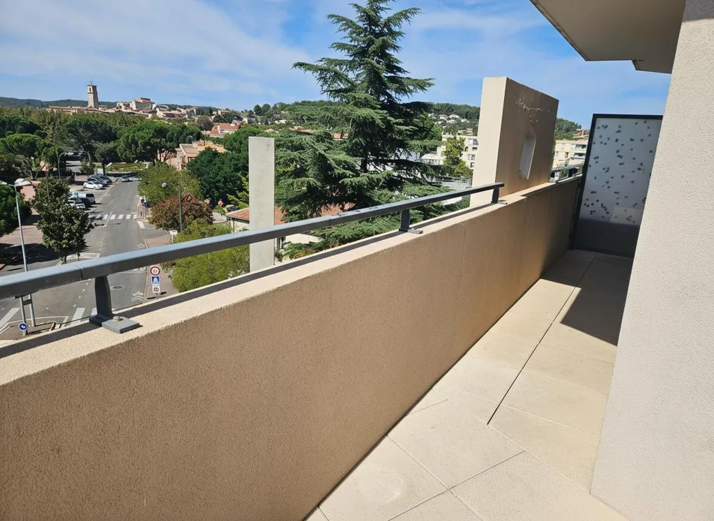 Rõdu - 3-Bed Apartment with Terrace in Gardanne
