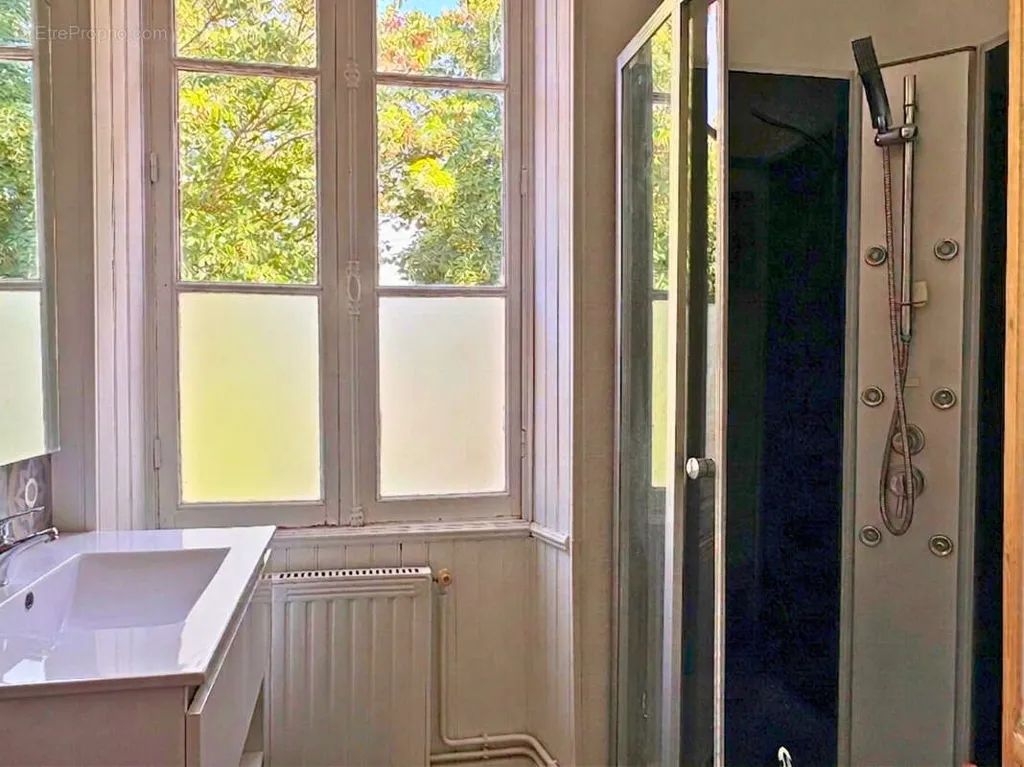 Salles de bain - Maison familiale avec piscine et jardin à Cognac