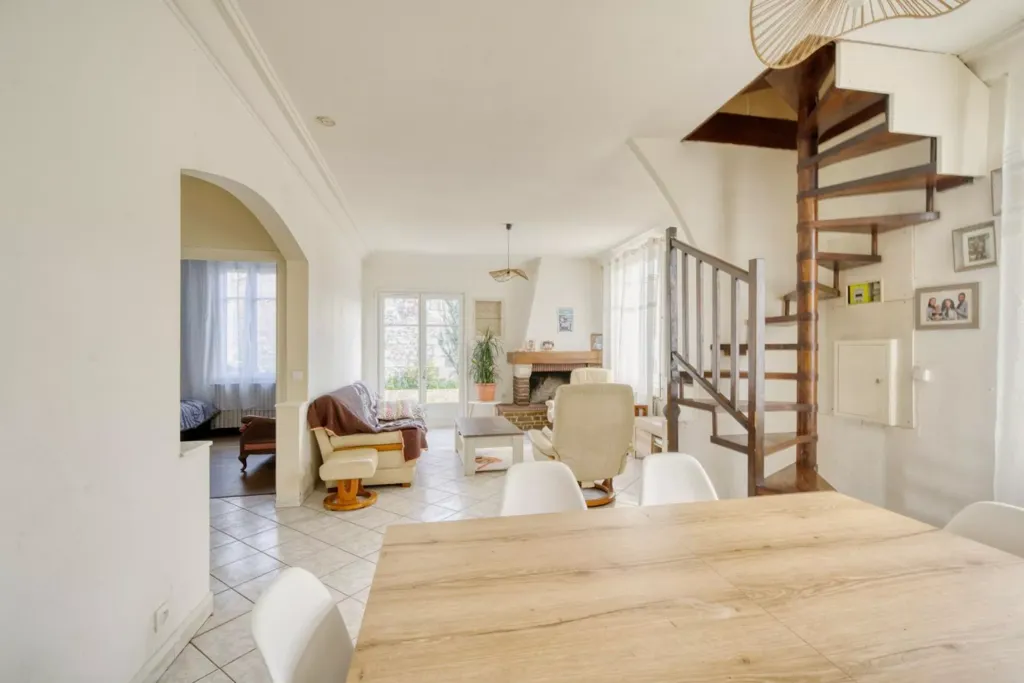 Söögituba - Renovated House with Veranda in Saintes