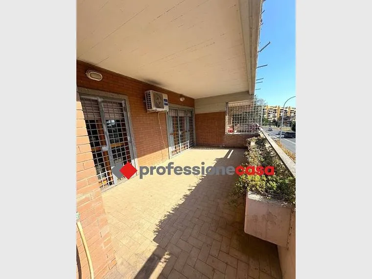 Balcone - Appartamento con doppia esposizione e terrazzo a Pomezia