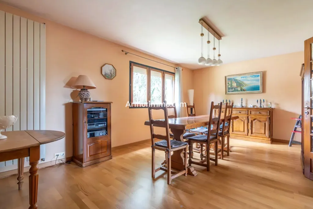 Dining Room - 8-Piece House with Pool Potential near Santeny