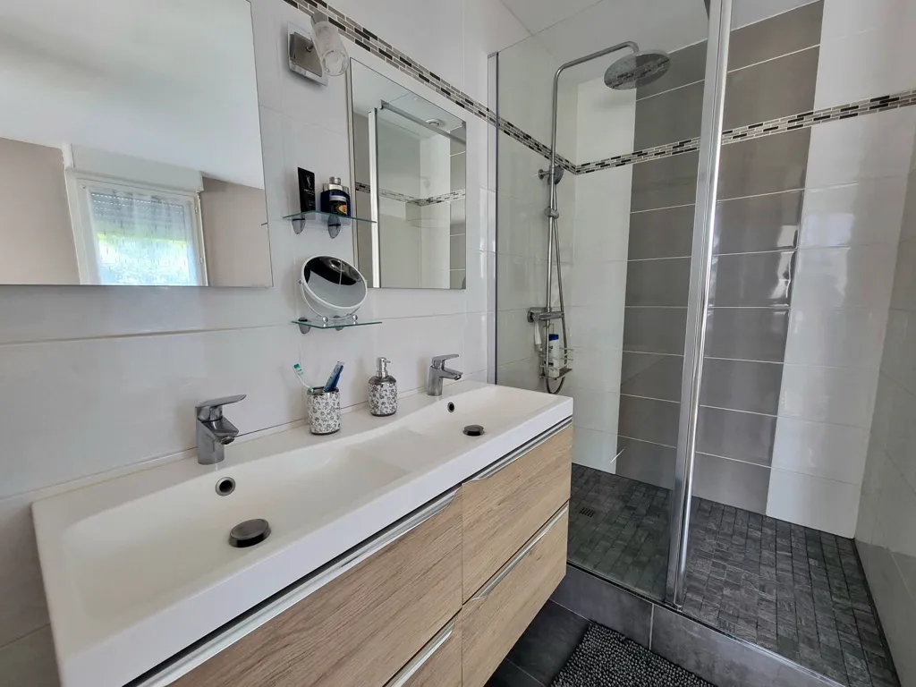 Salles de bain - Maison Charmante avec Jardin à Saint-Erblon