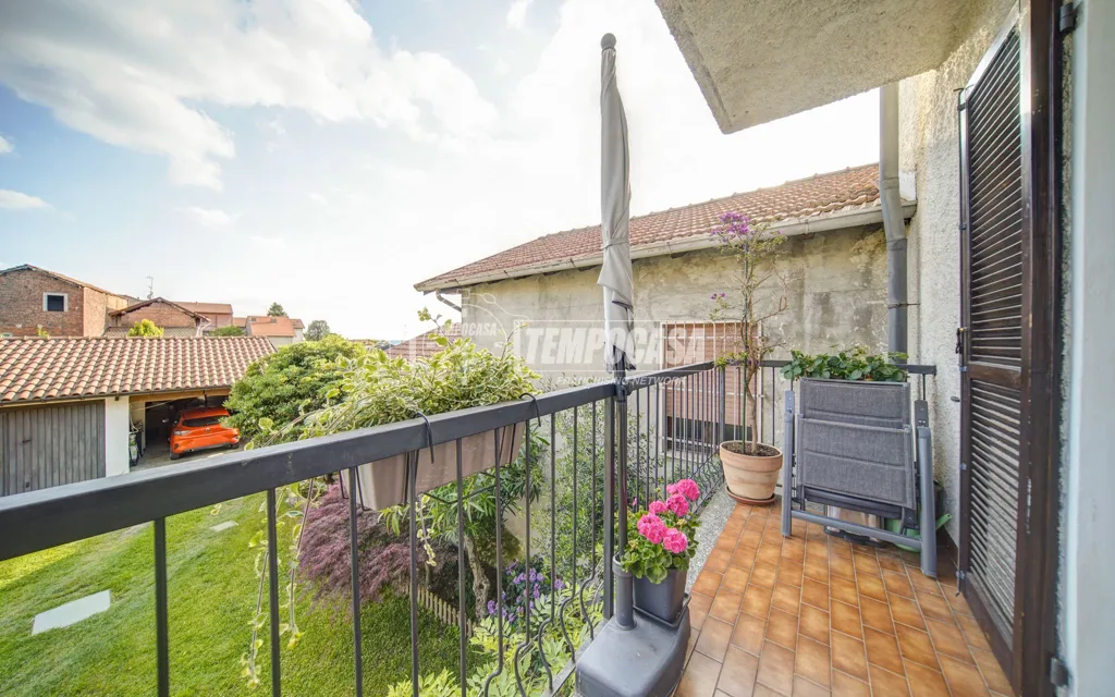 Rõdu - Semi-Detached House with Garden in Sumirago