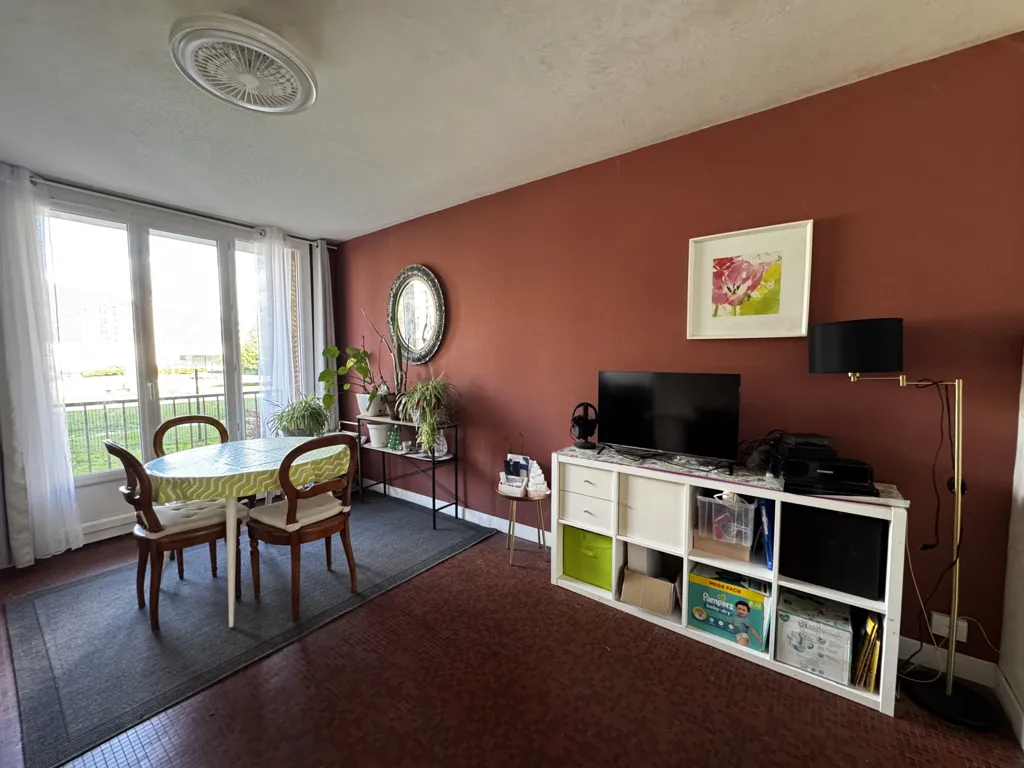 Séjour - Appartement 3 Pièces avec Balcon et Ascenseur à Sassenage