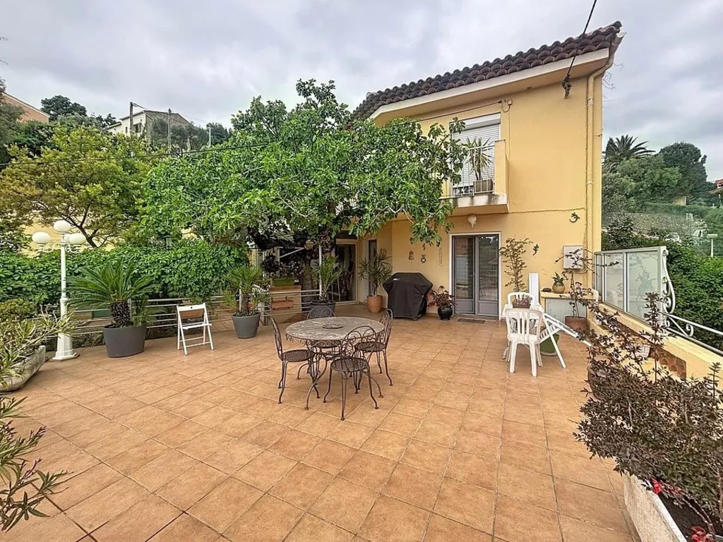 Terrasse - Maison avec Jardin et Garage à Ollioules