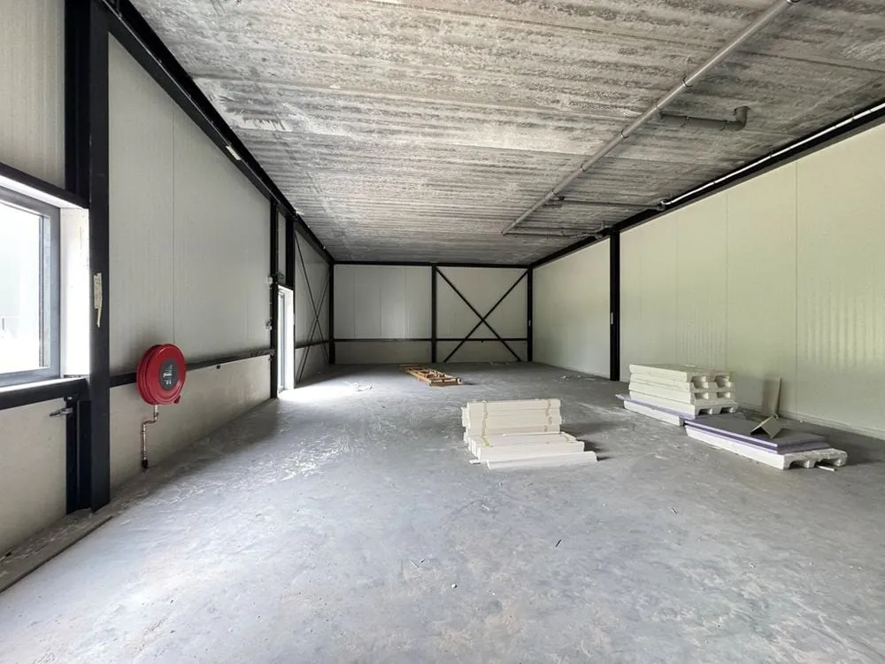 Pièces - New Business Spaces with Overhead Doors in Bladel