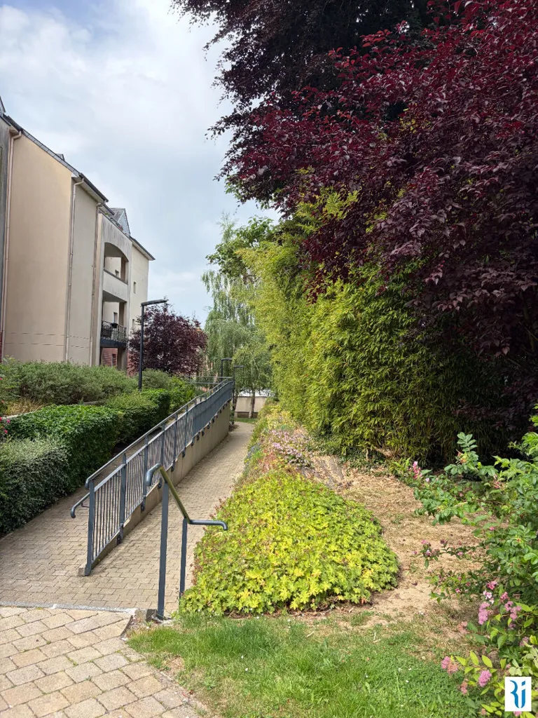 Garden - Flat with Balcony in Le Mesnil Esnard