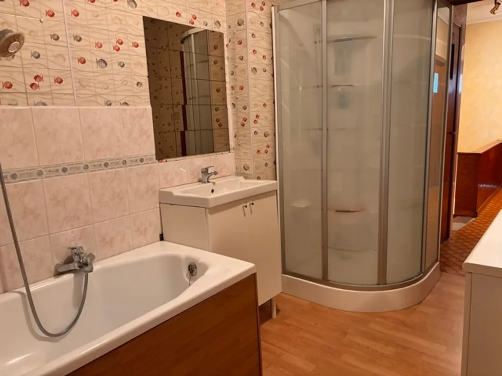 Salles de bain - Maison à Rafraîchir avec Grand Garage à Hognoul