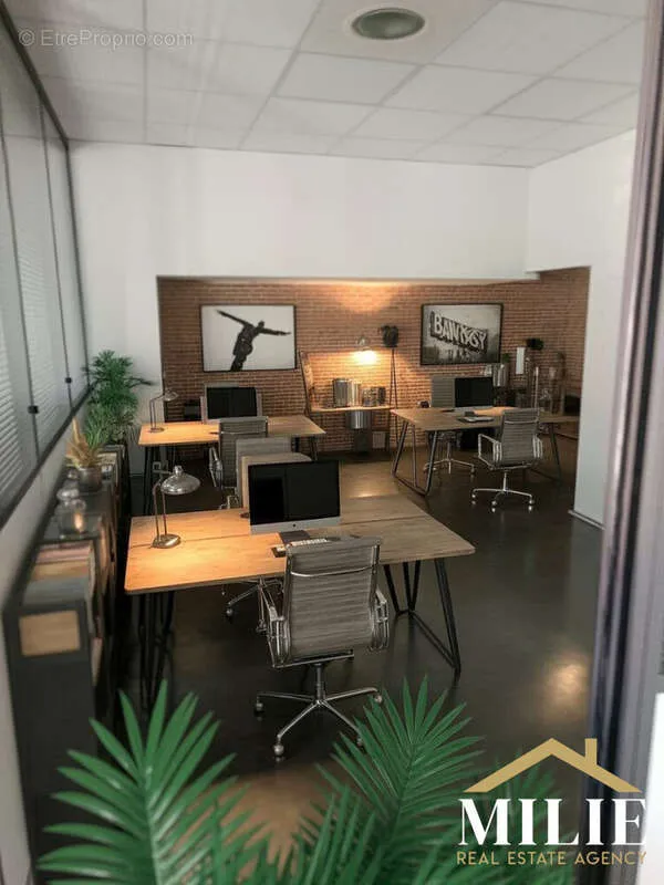 Bureau - Bureaux en rez-de-chaussée avec accès direct à La Seyne-sur-Mer