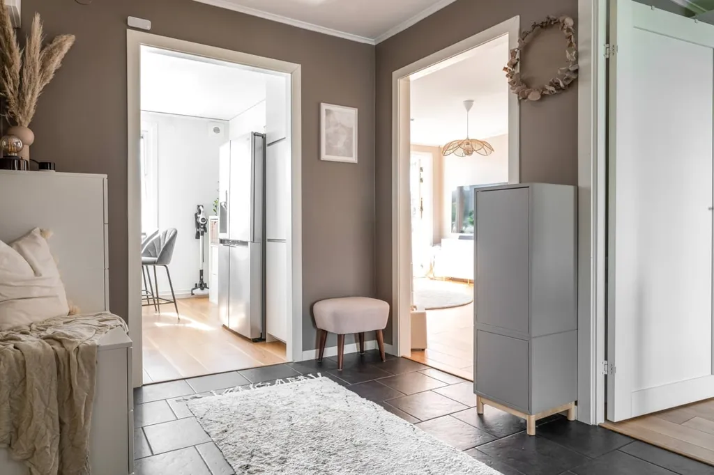 Entrée - Spacious 2-Room Flat with Balcony in Sunny Location