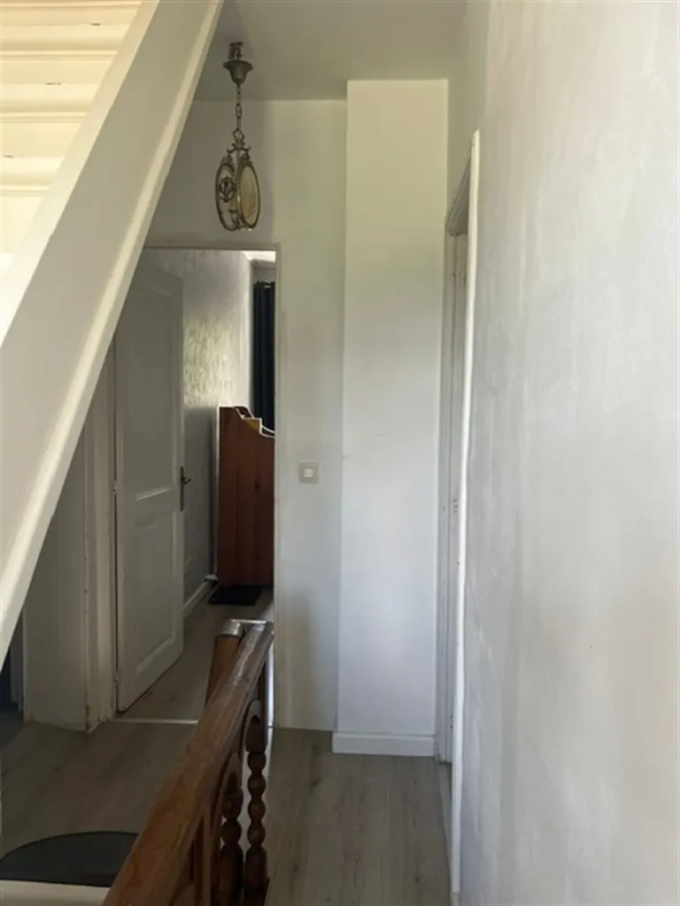Zimmer - 1930s House with Basement in Montenaken