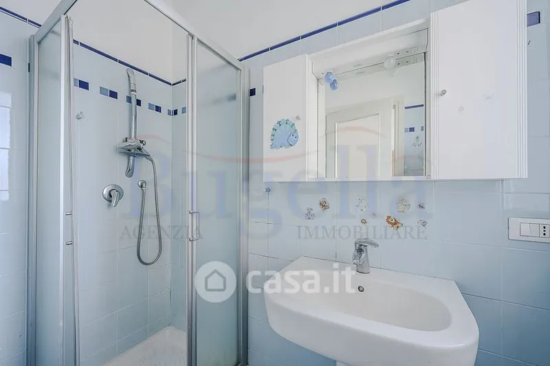 Salles de bain - Rear-Facing Apartment with Balcony in Cossato