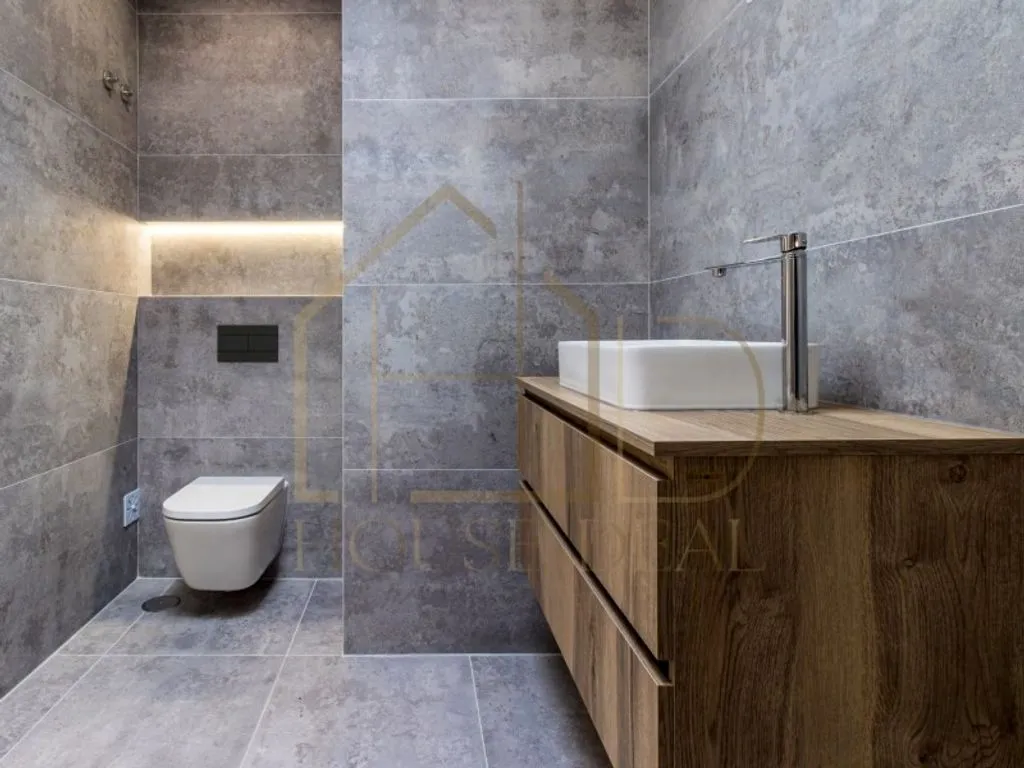 Vannitoad - Luxury House with Solar Panels in Seixal