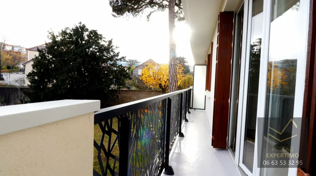 Balcony - Bright 3-Bed Flat with Eiffel View in Clamart