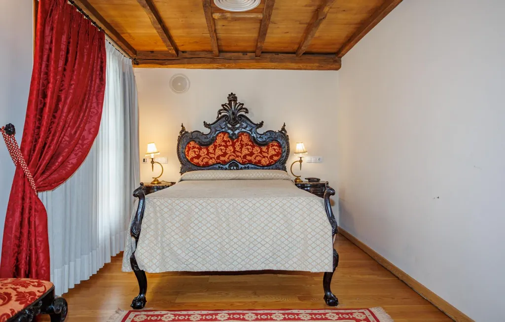 Bedrooms - Traditional Hotel with River View in Valadouro
