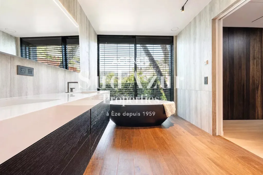 Salles de bain - Villa Contemporaine avec Vue Mer à Èze