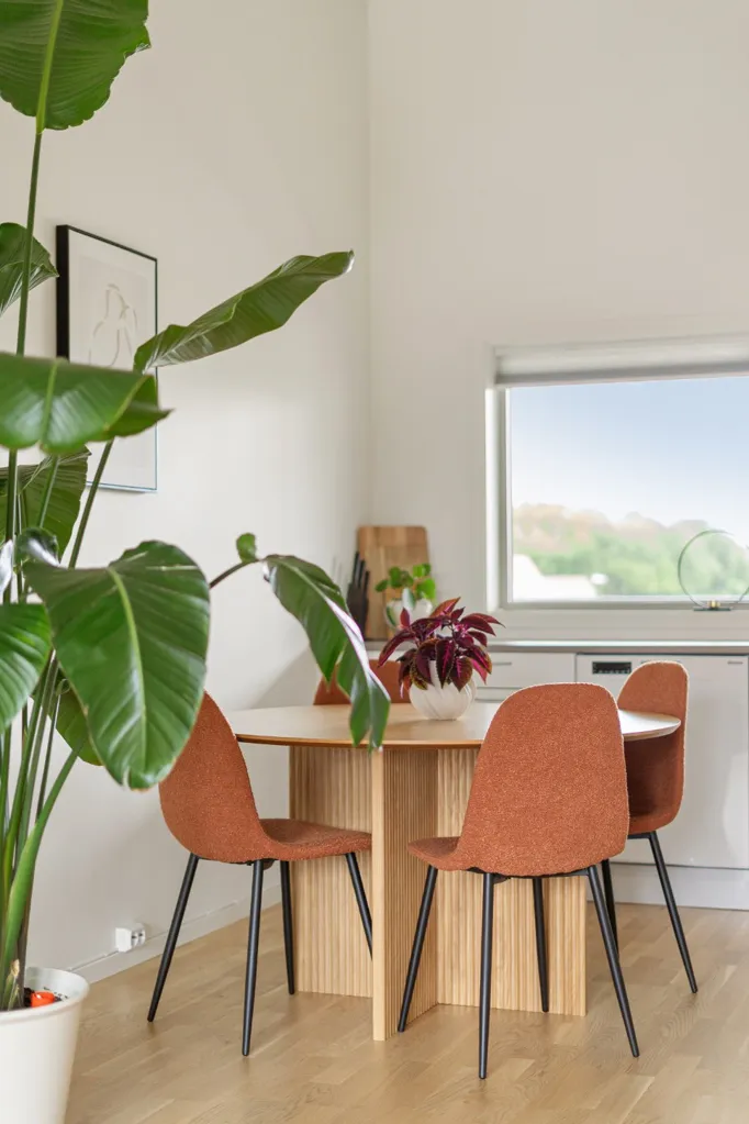 Salle à manger - Modern 2-Bedroom Flat with Balcony in Sola