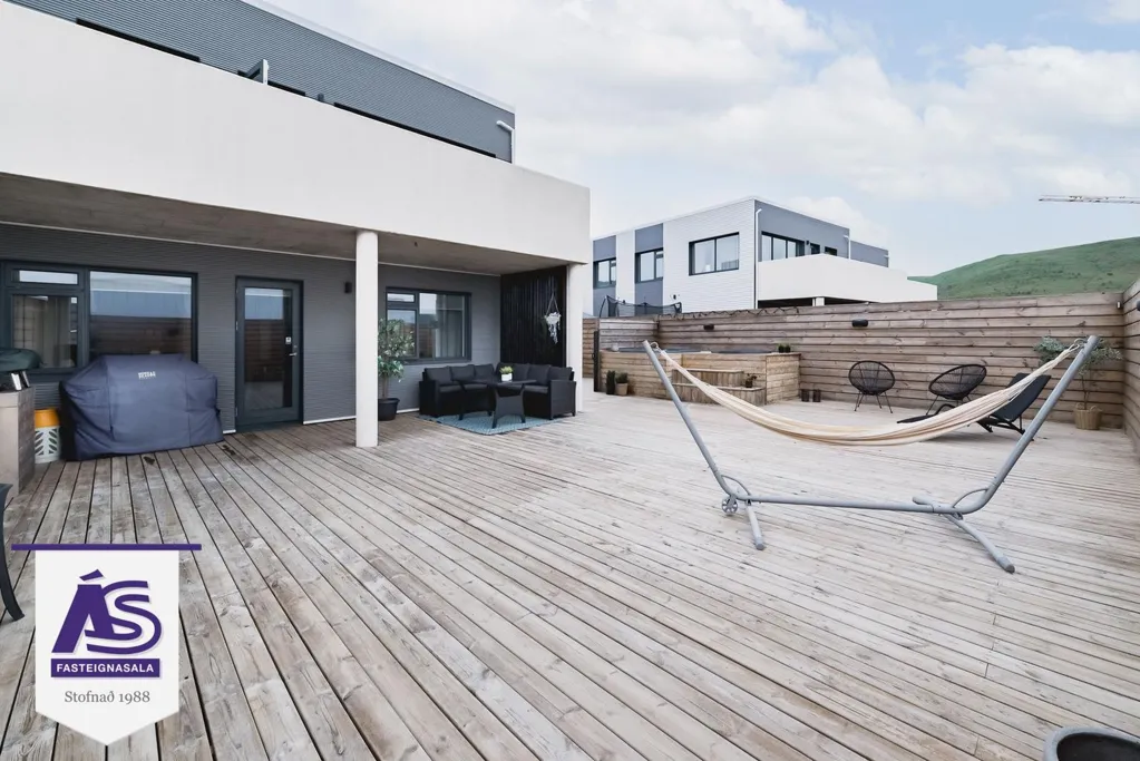 Terrazza - Newly Built Duplex with Garden in Skarðshlíð