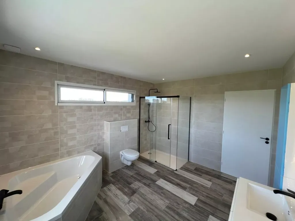 Salles de bain - Maison Contemporaine avec Prestations Haut de Gamme à Proximité des Commodités