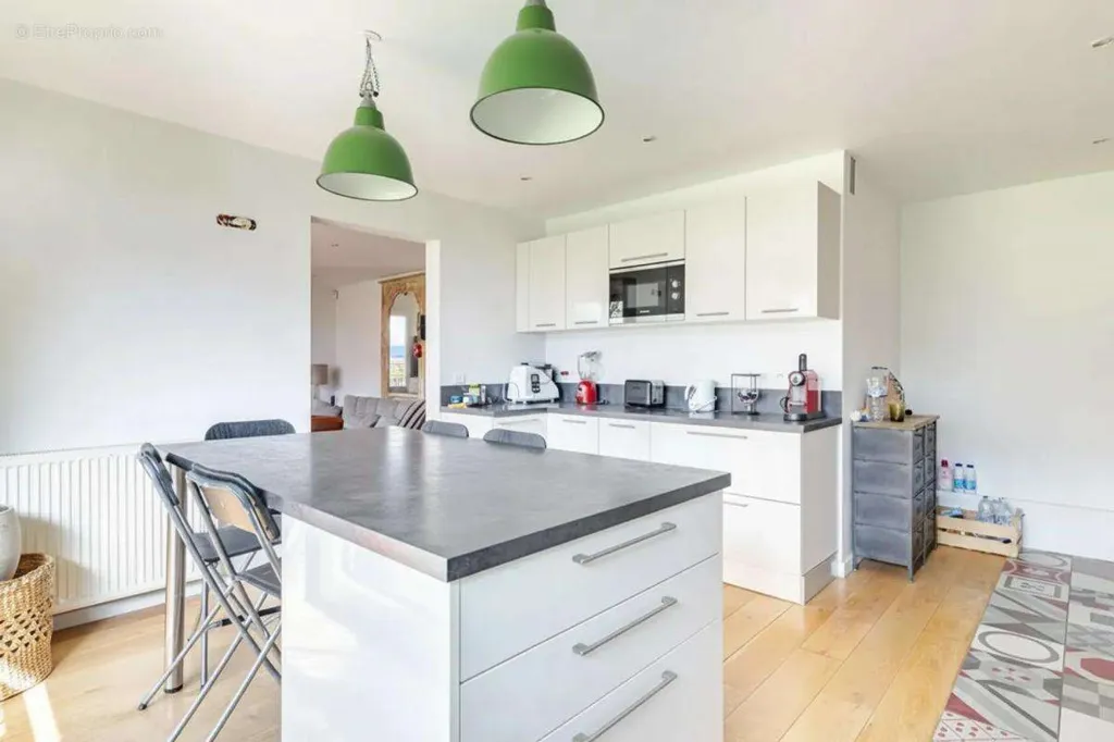 Köök - Bright 3-Bed Flat with Balcony in Garches