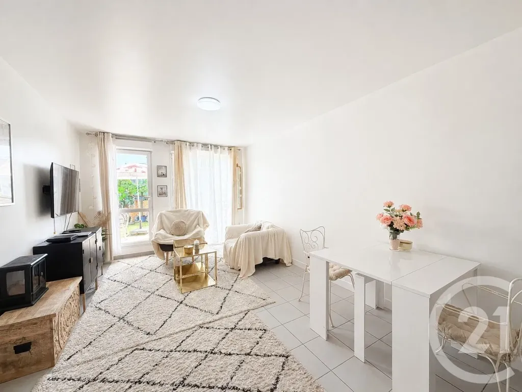 Elutuba - 4-Bedroom Garden Flat in Ecquevilly