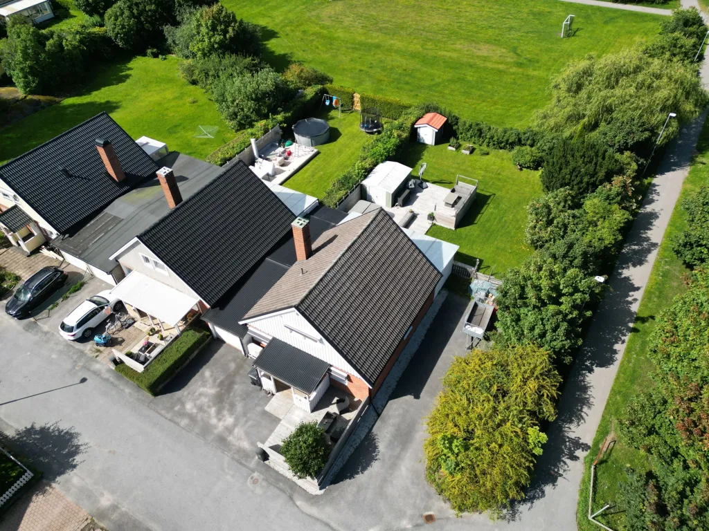 Vue aérienne - Villa with Corner Plot and Pool in Quiet Area