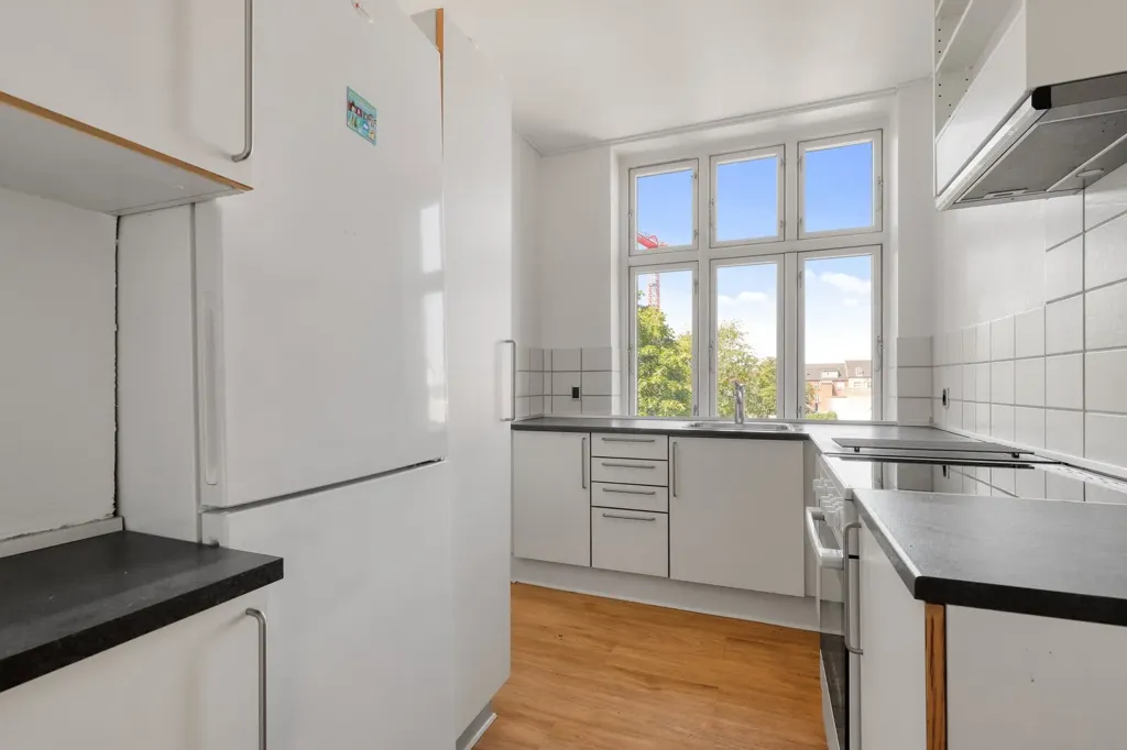 Cucina - Classic 2-Bedroom Apartment with Courtyard in Centre