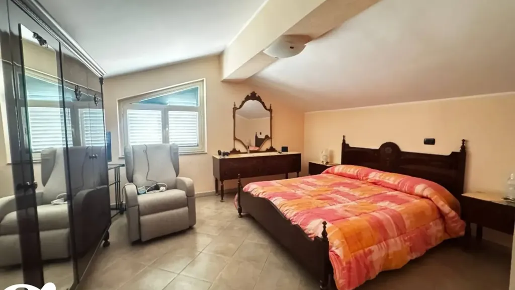 Chambres - Versatile Independent House with Large Plot in Patti