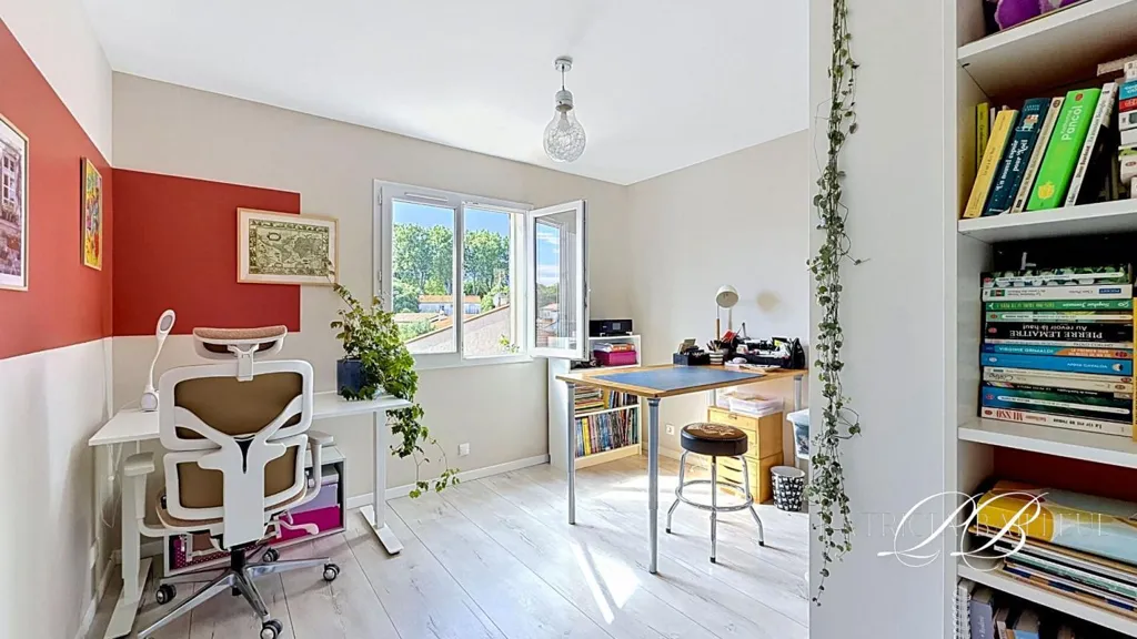 Kabinet - Recent House with Garden in Saint-André