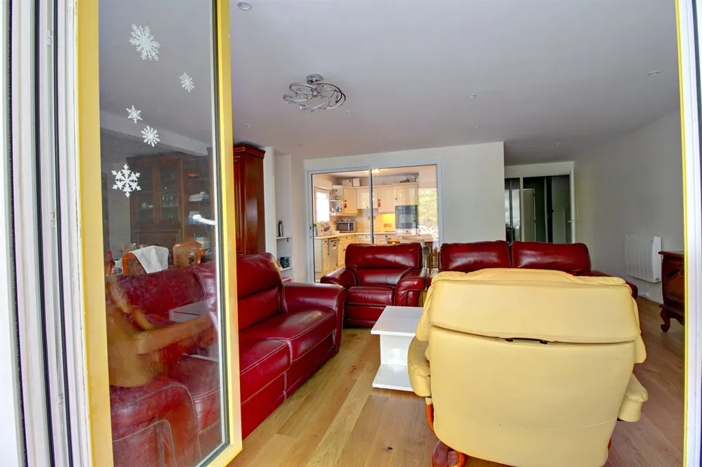 Elutuba - 5-Piece Apartment with Balcony in Cergy