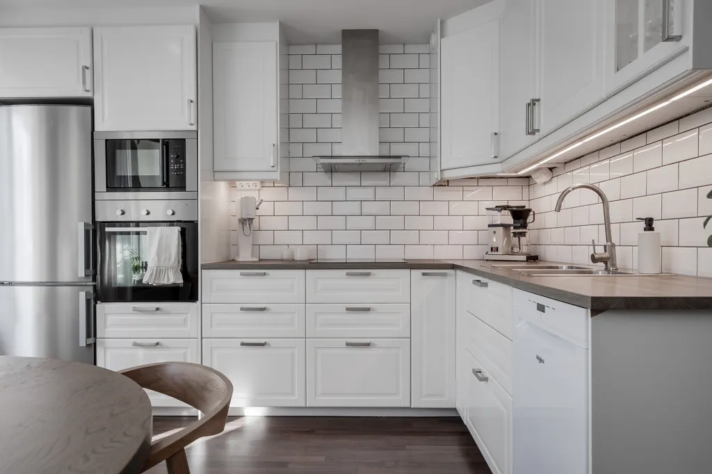 Cuisine - Two-Bedroom Flat with Three Balconies in Åsa