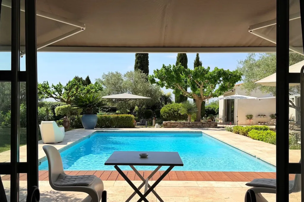 Piscina - Architectural Villa with Pool in Uzès